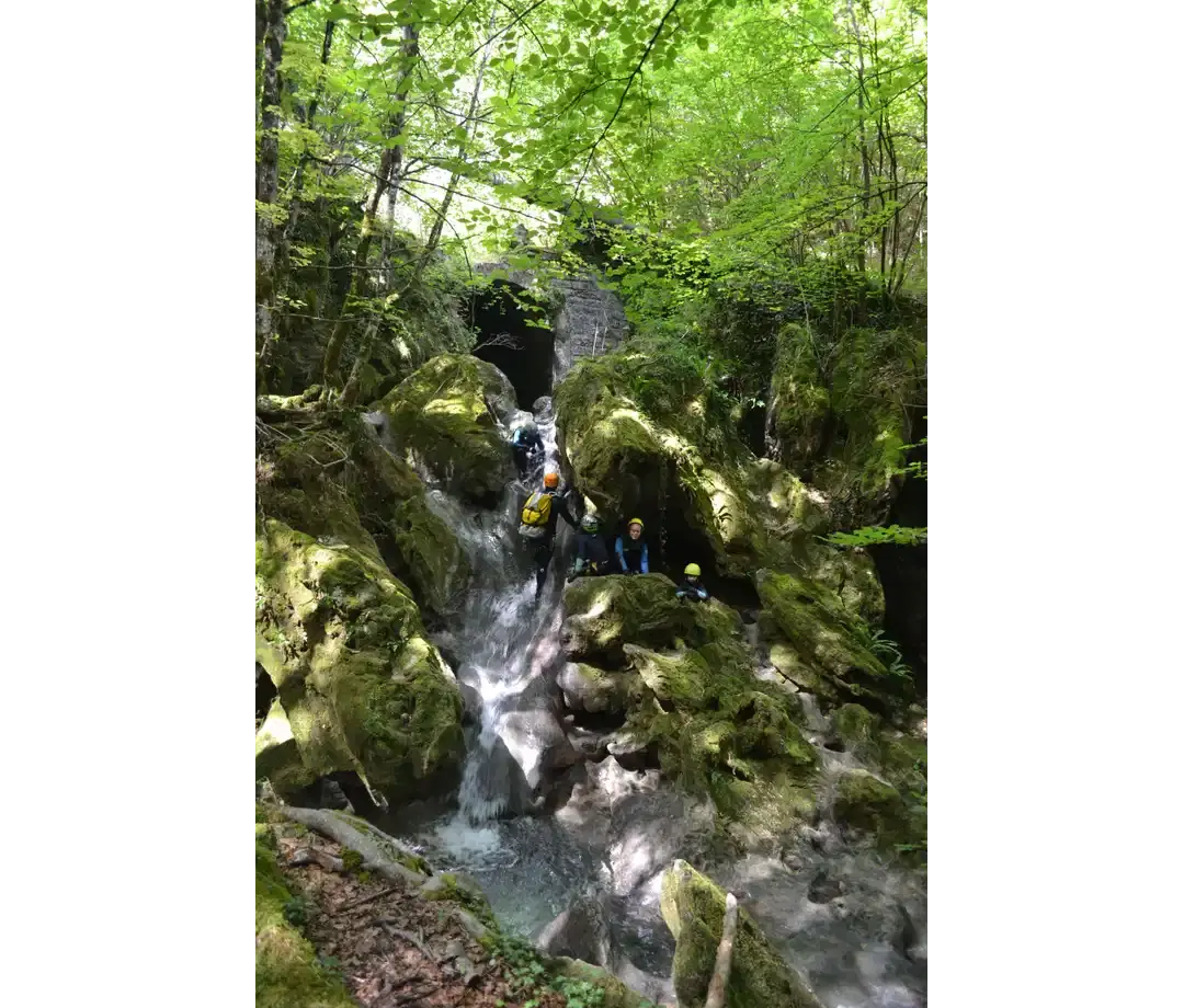 Saut dans les vasques du canyon de Chaley - Ain