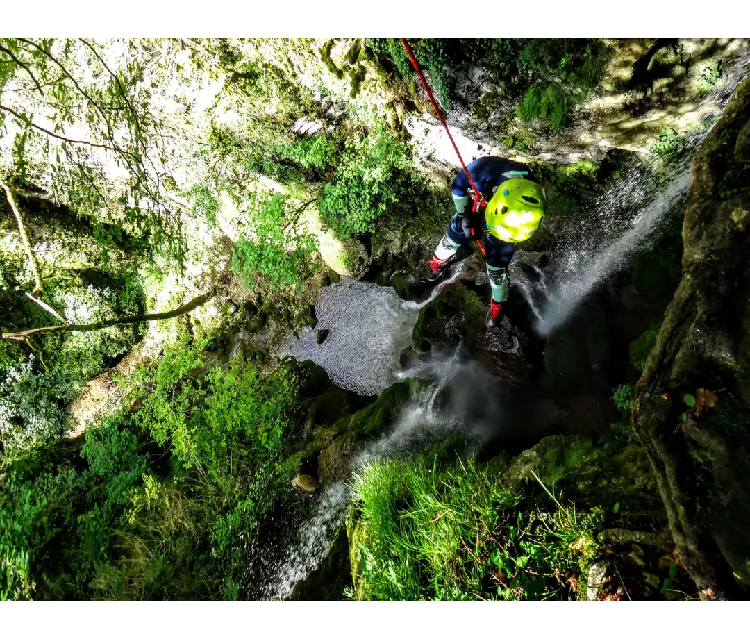 Descente en rappel - Activité canyoning dans l'Ain et le Jura - Sources et Nature